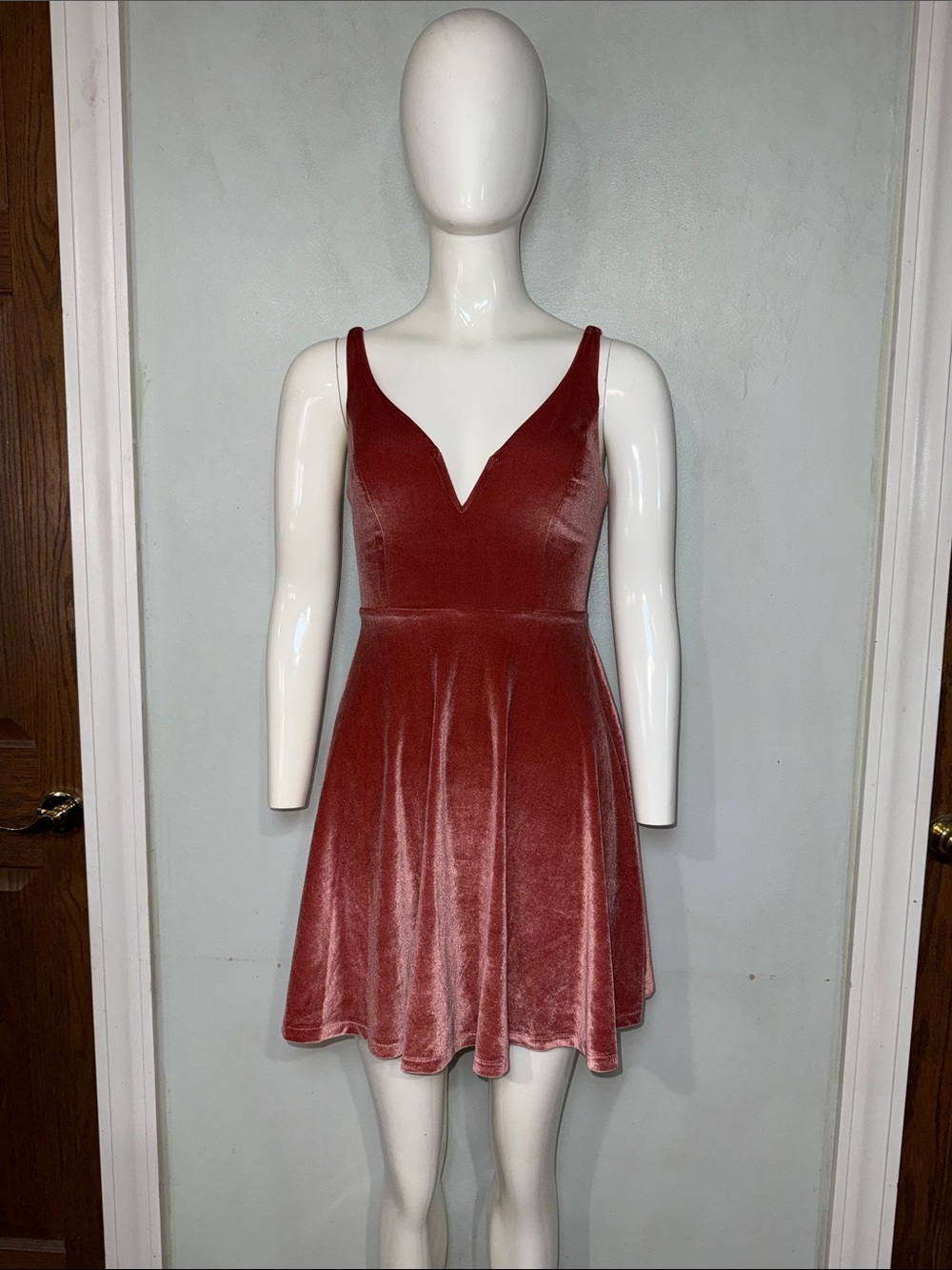 Urban Outfitters Kimchi Blue Velvet V-Neck Mini Skater Dress Dusty Rose Sz XS